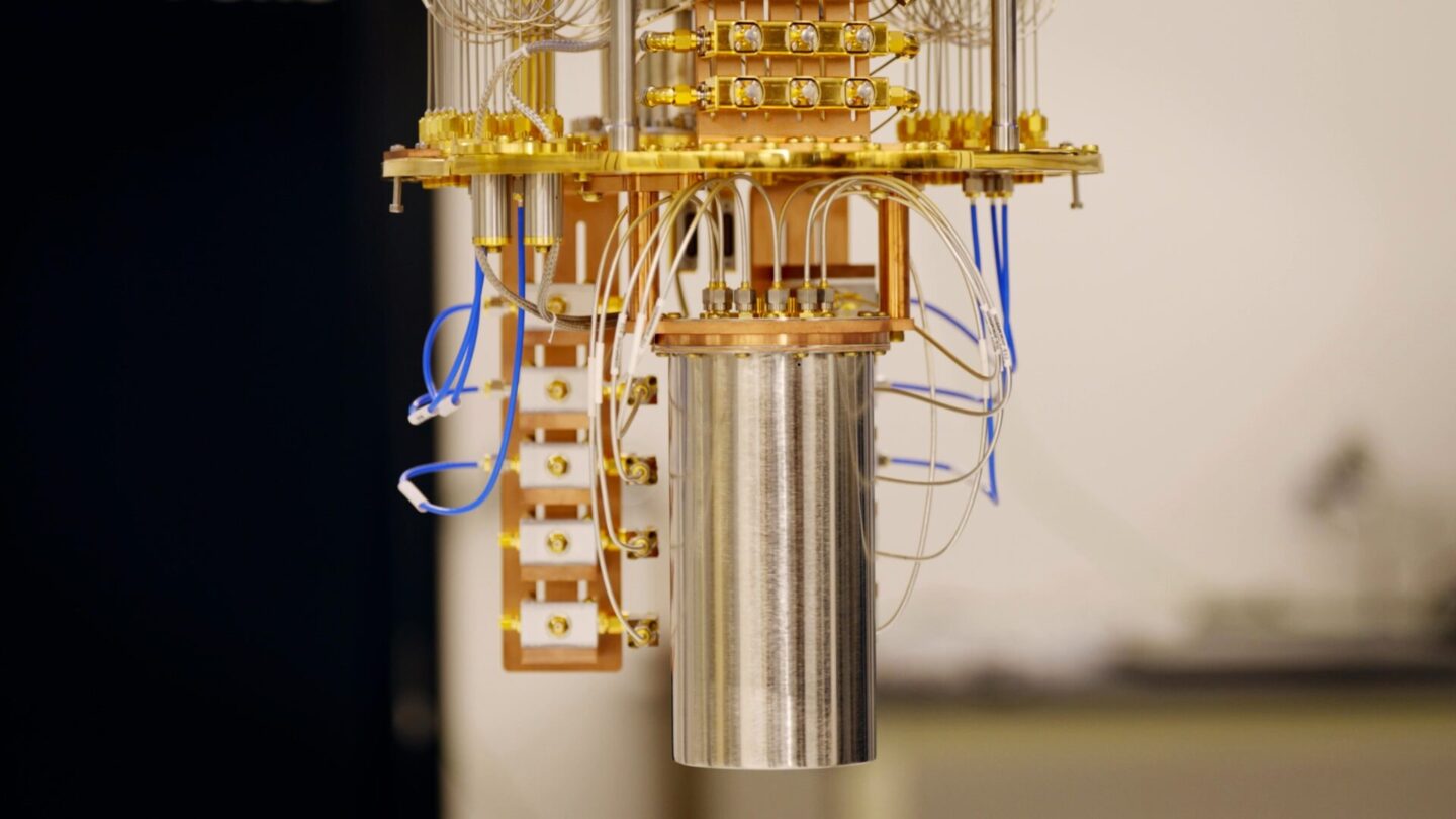 Closeup of a sample at the Mixing Chamber Flange of the LD400 system.